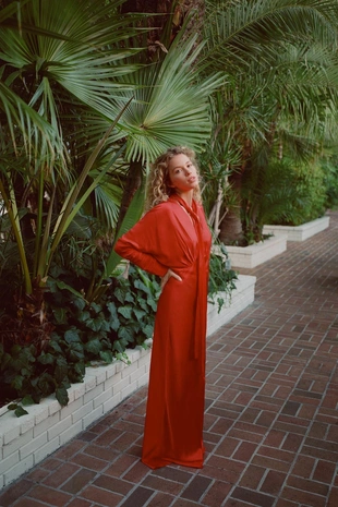 Атласное платье с рукавами «летучая мышь» и платком- Заказать в России