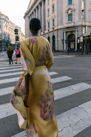 Атласное платье миди с принтом- Заказать в России