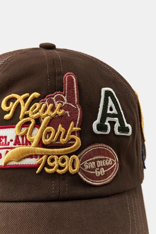 Кепка из саржи с сеткой, вышивкой и нашивками- Заказать в России