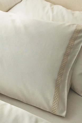 Наволочка с вышивкой из сатина- Заказать в России