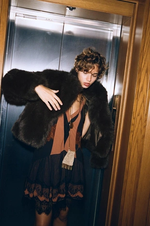 Короткое комбинированное платье с кружевом- Заказать в России