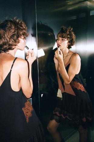 Короткое комбинированное платье с кружевом- Заказать в России