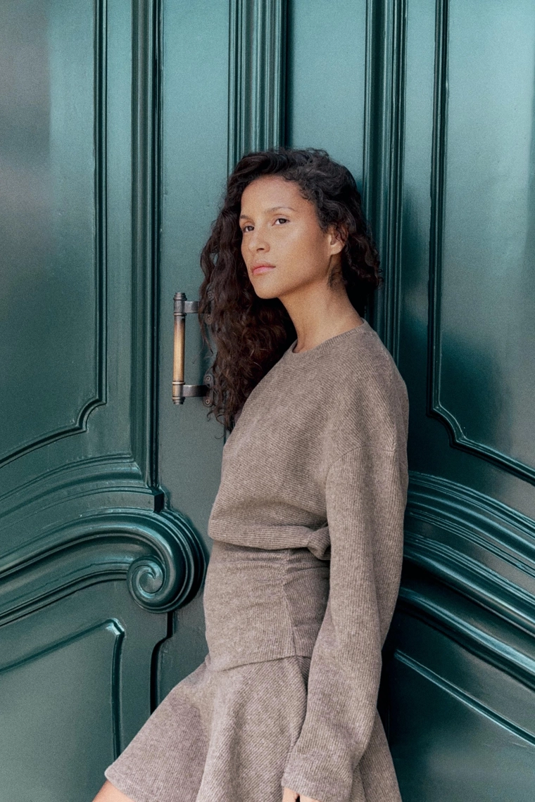 Платье из мягкого трикотажа с эффектом фажина