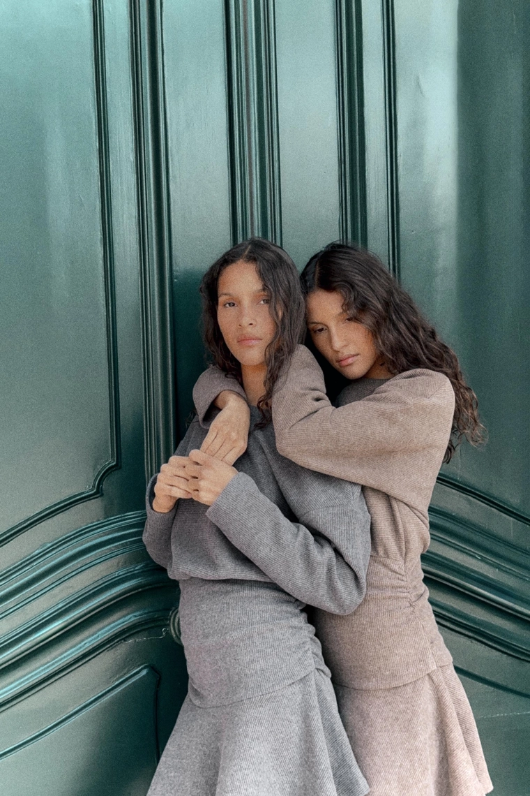 Платье из мягкого трикотажа с эффектом фажина