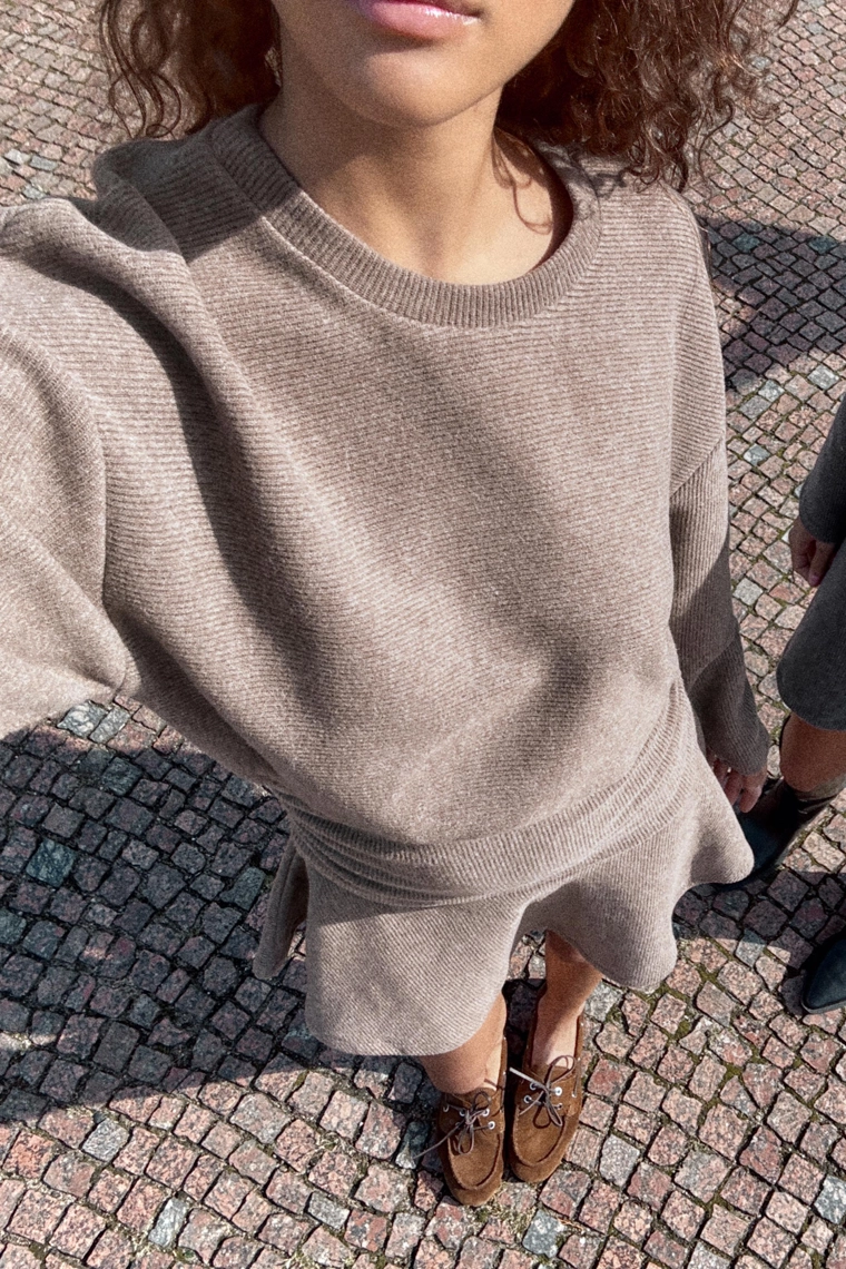 Платье из мягкого трикотажа с эффектом фажина