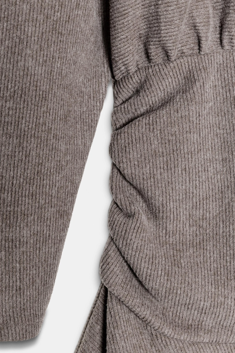 Платье из мягкого трикотажа с эффектом фажина