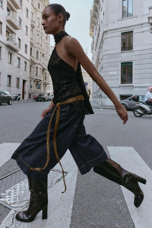 Топ-халтер с металлической отделкой и нитью- Заказать в России