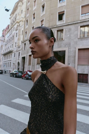 Топ-халтер с металлической отделкой и нитью- Заказать в России