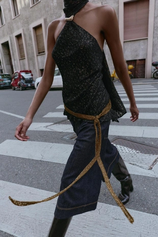 Топ-халтер с металлической отделкой и нитью- Заказать в России