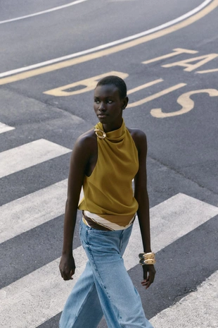 Топ с горловиной халтер и фурнитурой- Заказать в России