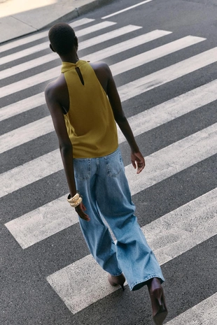 Топ с горловиной халтер и фурнитурой- Заказать в России