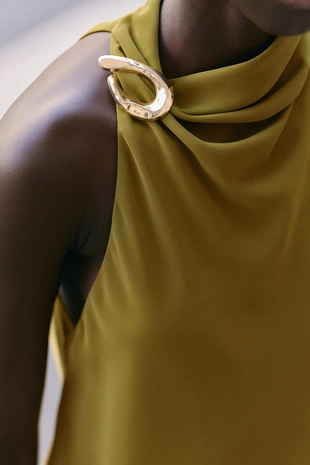 Топ с горловиной халтер и фурнитурой- Заказать в России