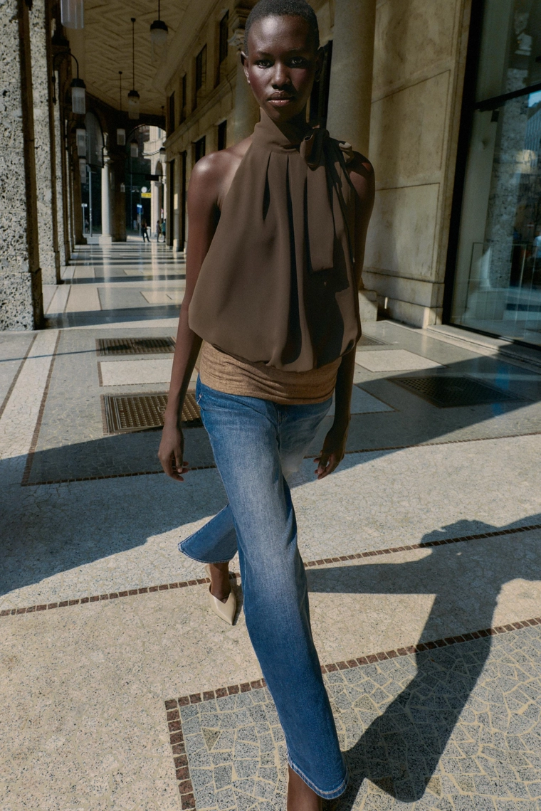 Топ с высоким воротником на завязках и объемной манжетой