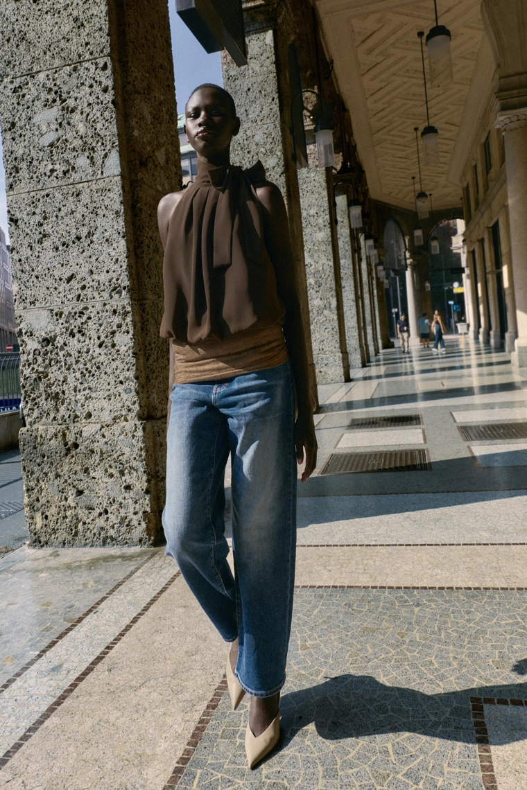 Топ с высоким воротником на завязках и объемной манжетой