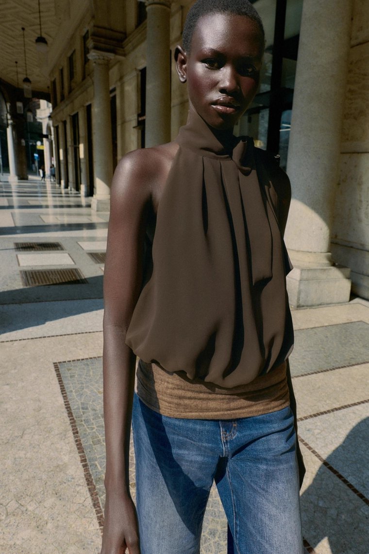 Топ с высоким воротником на завязках и объемной манжетой