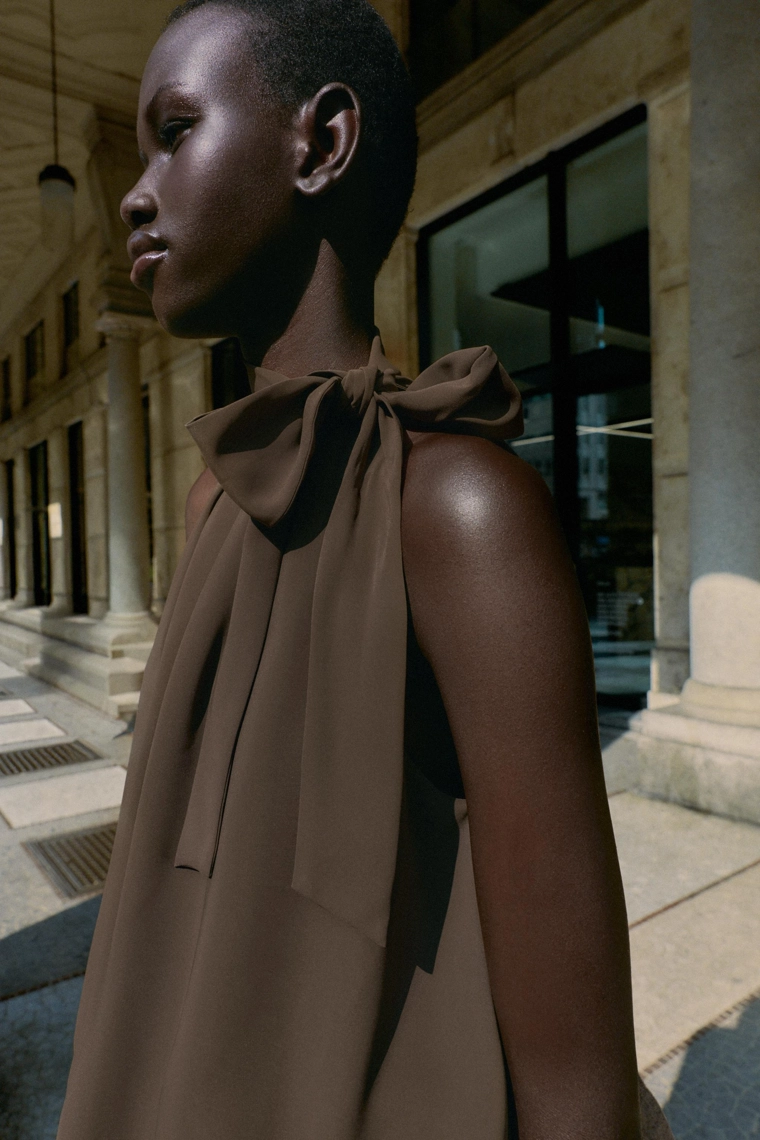 Топ с высоким воротником на завязках и объемной манжетой