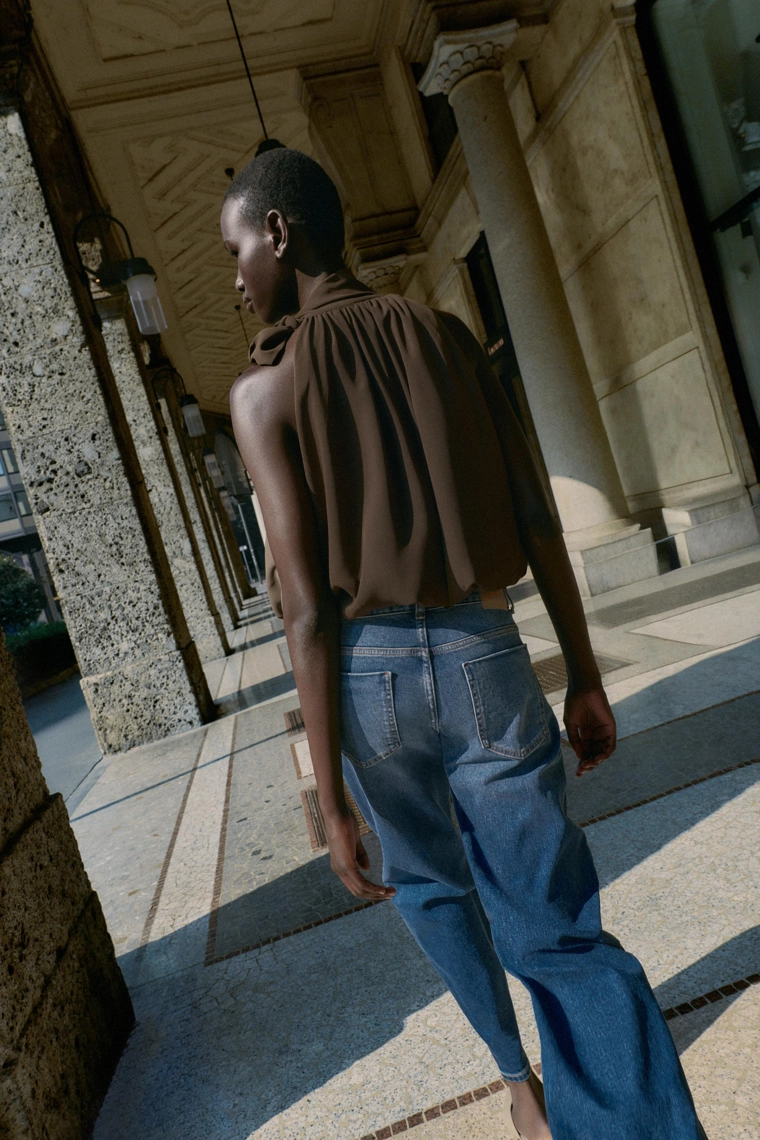 Топ с высоким воротником на завязках и объемной манжетой