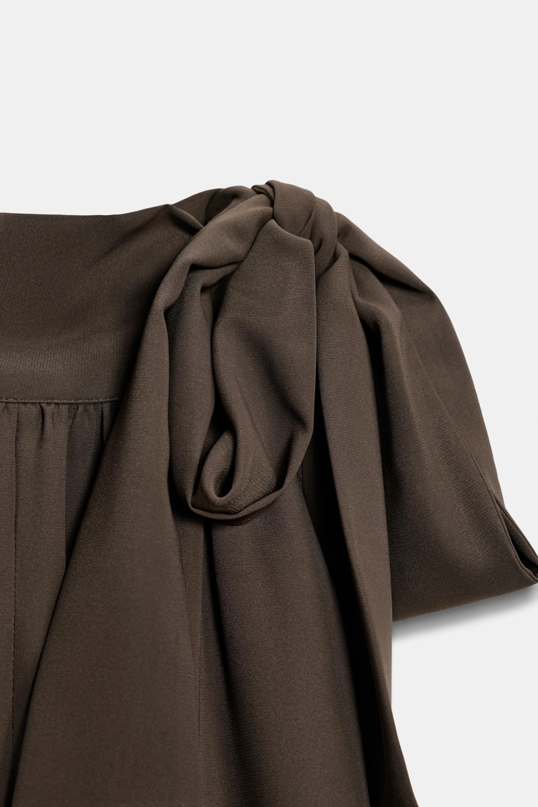 Топ с высоким воротником на завязках и объемной манжетой