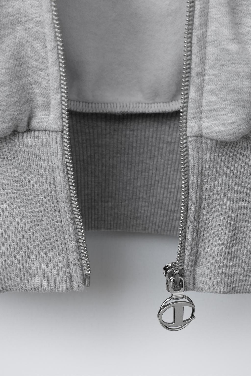 ТОЛСТОВКА НА МОЛНИИ С ТЕКСТОМ И ФЛОКОМ CHAMPION ® X ZARA