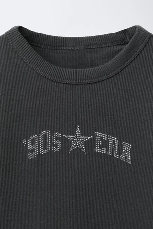 Длинное платье в рубчик с текстом и стразами- Заказать в России