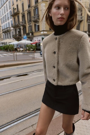 Короткая куртка из искусственного меха- Заказать в России