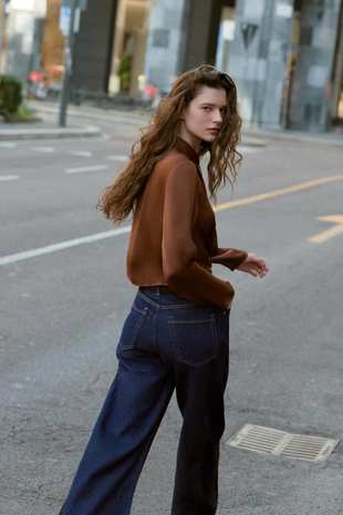 Атласная рубашка с эффектом драпировки- Заказать в России