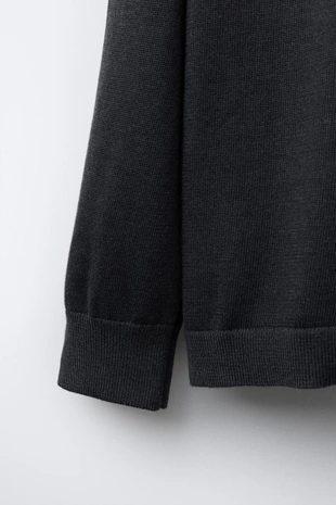 Тонкий трикотажный джемпер с воротником стойкой- Заказать в России