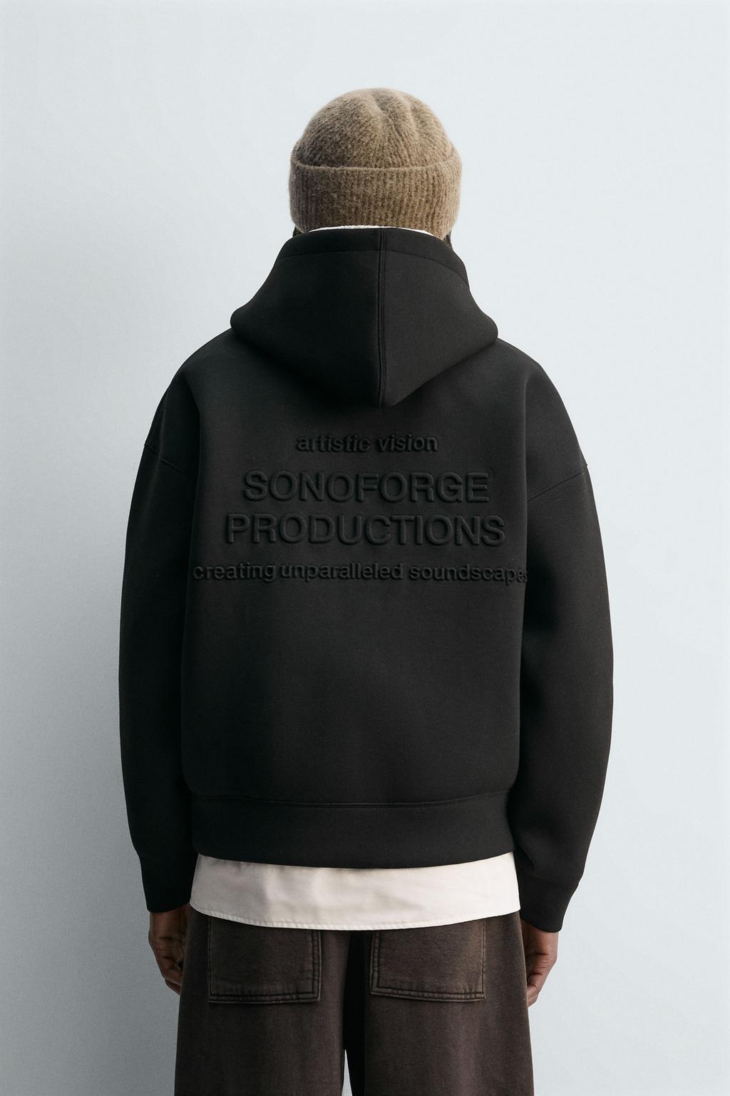 ТОЛСТОВКА ИЗ НЕОПРЕНА С РЕЛЬЕФНОЙ НАДПИСЬЮ