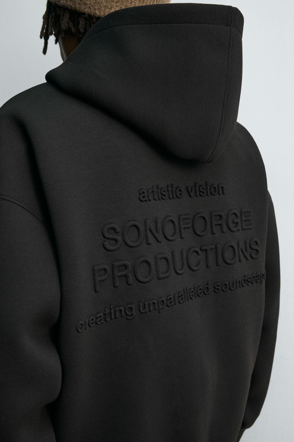 ТОЛСТОВКА ИЗ НЕОПРЕНА С РЕЛЬЕФНОЙ НАДПИСЬЮ