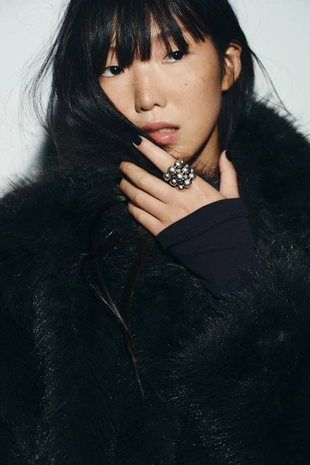 Короткое пальто из искусственного меха с застежками-тоггл- Заказать в России