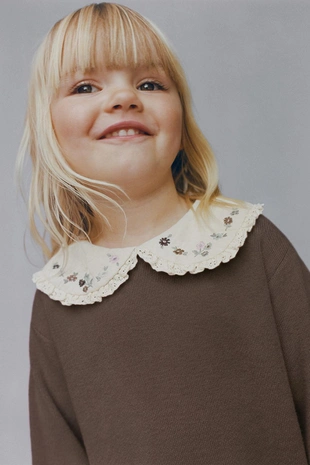 Вязаный свитер с воротником-бантом и цветами- Заказать в России