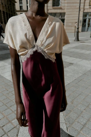 Атласное платье миди с комбинированным кружевом- Заказать в России