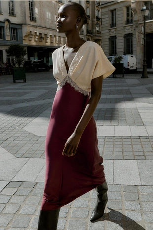 Атласное платье миди с комбинированным кружевом- Заказать в России