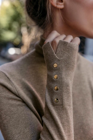 Базовый трикотажный джемпер с высоким воротником- Заказать в России