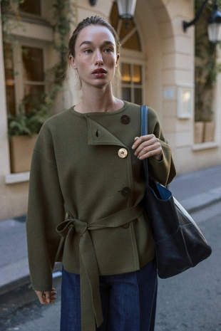 Короткое трикотажное пальто с поясом- Заказать в России