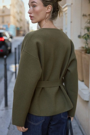 Короткое трикотажное пальто с поясом- Заказать в России