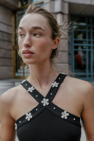 Эластичное боди с горловиной халтер и цветами- Заказать в России