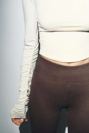 Футболка из хлопка и модала со сборками- Заказать в России