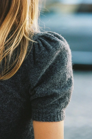 Трикотажный топ с объемными рукавами- Заказать в России