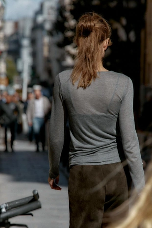 Футболка с двойным эффектом из мягкой ткани- Заказать в России