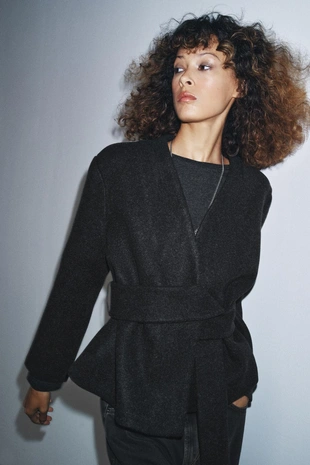 Мягкая куртка с поясом- Заказать в России