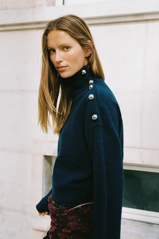 Мягкий трикотажный свитер с пуговицами- Заказать в России