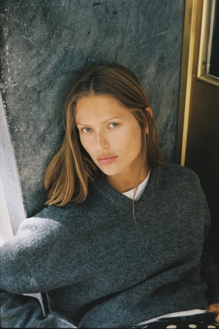 Мягкий трикотажный свитер на пуговицах- Заказать в России