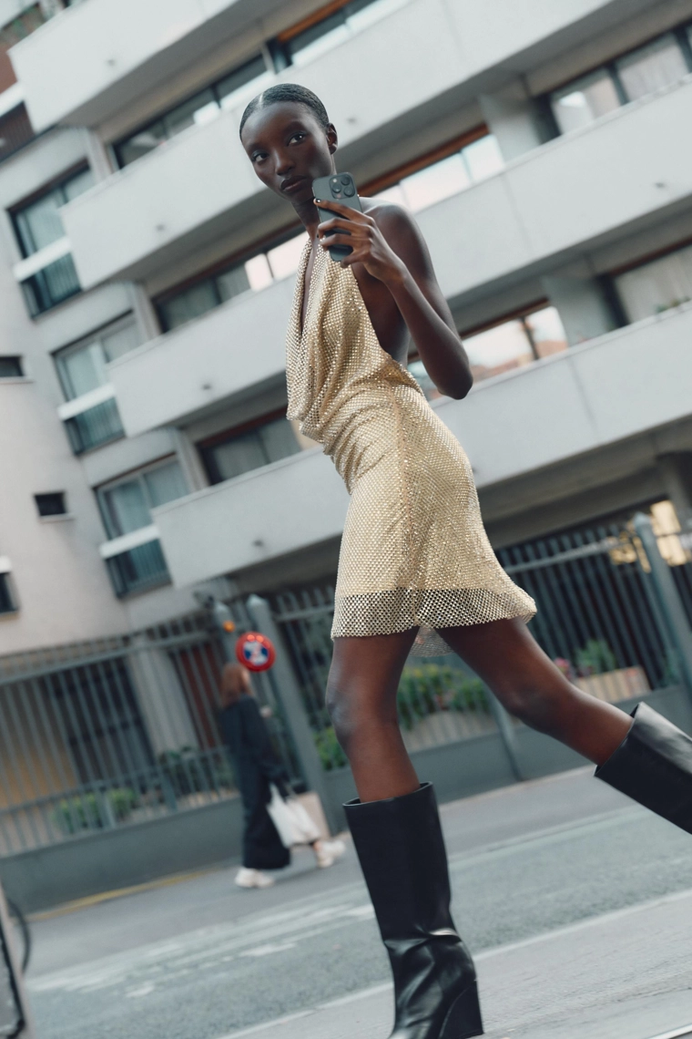 Платье с переливающимся фасоном галстука