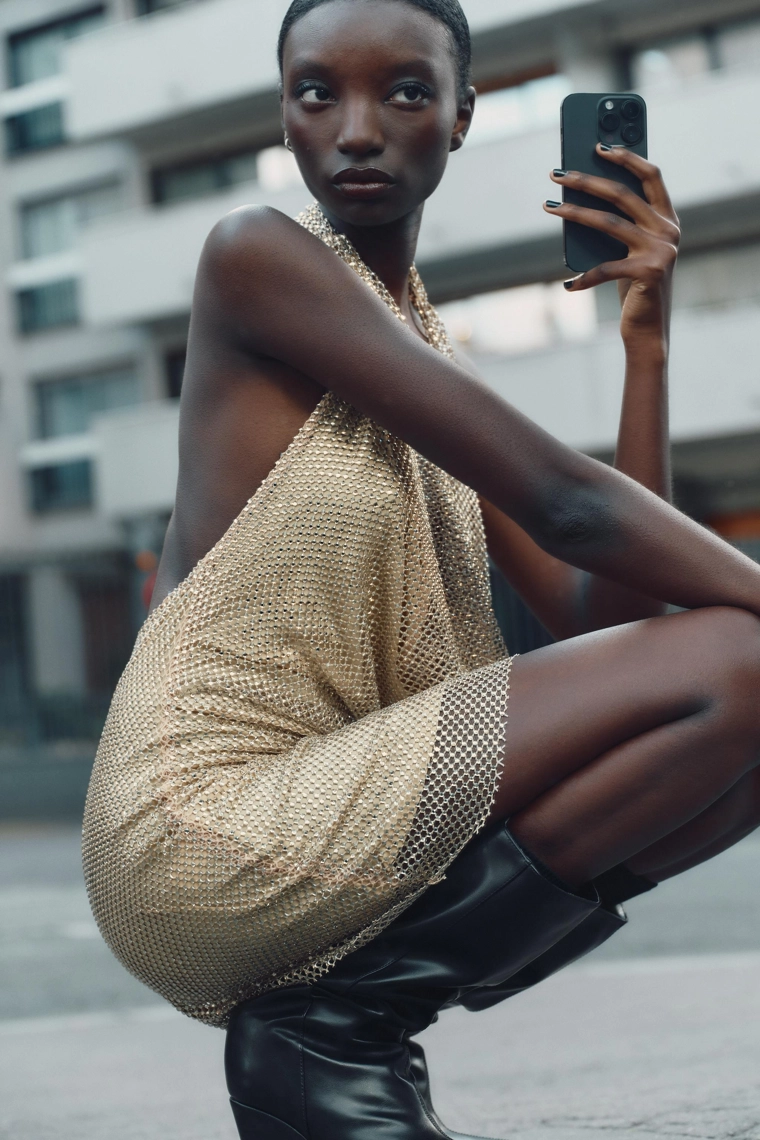 Платье с переливающимся фасоном галстука