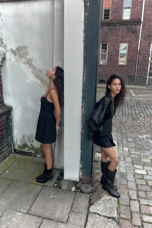 Короткое платье на бретелях- Заказать в России