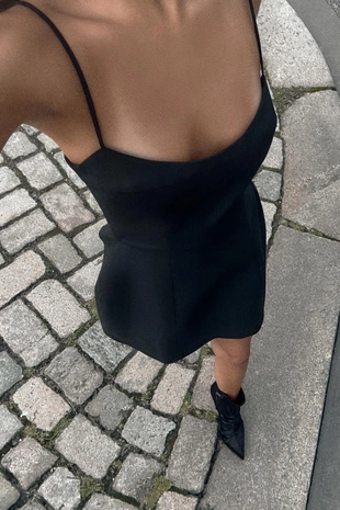 Короткое платье на бретелях- Заказать в России