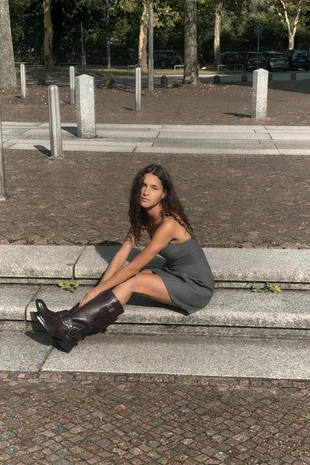 Короткое платье на бретелях