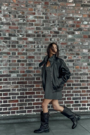 Короткое платье на бретелях