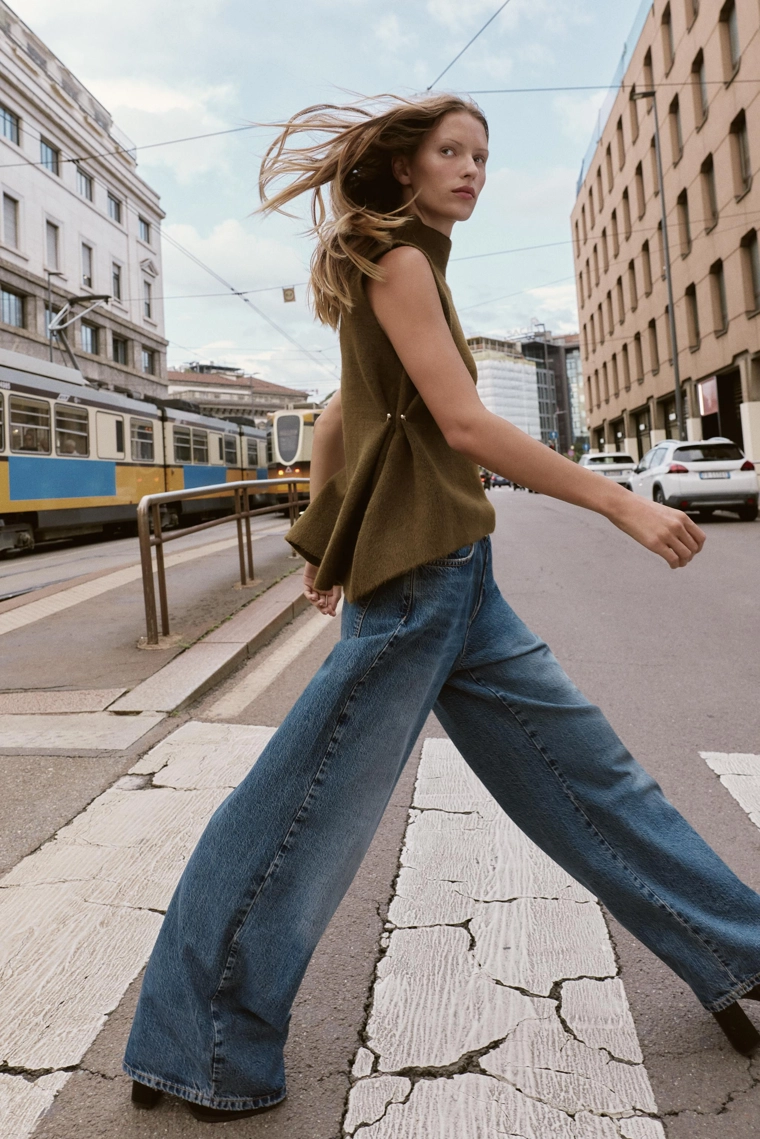 Асимметричный топ из трикотажа с аппликациями по бокам